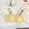 Lingerie feminina sem costura estilo francês com estampa de leopardo, apresentando alças finas, decote de um ombro, sutiã embutido e design sem costas.