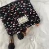 18121 Dulce Celebridad de Internet Tela Fresca Arrugada Chifón Bolsa de Cosméticos Bolsa de Almacenamiento para Teléfono Móvil de Viaje Monedero Portátil Bolsa de Cosméticos