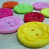 Suministro de botones plásticos nuevos para niños con forma de flor de ciruelo, especificaciones completas, en grandes cantidades en stock