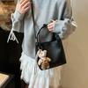 2025 Primavera y Verano Nueva Moda de Alta Gama Simple Color Sólido Bolso Tipo Cubo Versátil Elegante para Mujer para Ir al Trabajo Bolso Cruzado
