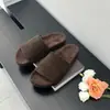 Chinelos Casuais de Alta Qualidade 2025 Verão Novo Estilo de Nicho Confortáveis Resistentes ao Desgaste Elegantes Sandálias Femininas para Uso Externo