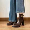 Botas de Salto Alto Bico Fino para Tornozelo Femininas Luxo Leve Salto Bloco Solado Grosso Botas Emagrecedoras Superfície Macia Botas Emagrecedoras Versáteis Novas Outono 2026