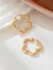 Un par de aretes geométricos huecos de flor de temperamento simple, aretes nuevos para damas, para uso diario, vacaciones, regalo