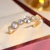 Anillo de Moda Versátil Apilable de Lujo Ligero con Circonita Cúbica Cruzada de Gama Alta Regalo para el Cumpleaños de la Novia