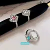 Novo anel de trevo de quatro folhas com textura vazada para mulheres, borda com textura de renda, versátil e moderno, anel aberto ajustável para mulheres