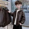 Chaqueta de Terciopelo Plus para Niños Otoño/Invierno 2026 Nuevo Estilo para Niños Medianos y Mayores Estilo Coreano Estilo Urbano Chaqueta de Cuero para Niños