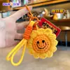 Colgante de girasol sonriente tejido a mano, un amuleto para aprobar exámenes, regalo de llavero inspirador y de bendición para estudiantes