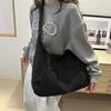 Bolso de hombro estilo japonés elegante de color sólido, nuevo bolso de mano estilo coreano de invierno 2024, estilo retro informal, para axilas.