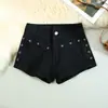 Shorts Jeans Ultra-Curtos com Design de Rebites Pretos Feminino Verão Novo Cintura Alta Emagrecedor Elástico Linha A Abraça o Quadril Hot Pants