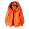 Fábrica de origen personaliza chaquetas unisex tres en uno a prueba de viento e impermeables, disponibles en estilos para parejas, y admite impresión personalizada.