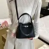 Bolsa de mão estilosa super popular transfronteiriça feminina 2026 novo estilo bolsa balde para trabalho e trajeto alto valor de aparência linda bolsa transversal