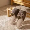 Lindas pantuflas de lino con oso para mujer, nuevo estilo casero de interior, engrosadas, antideslizantes, resistentes al desgaste, suela suave, silenciosas, pantuflas de pareja para hombre