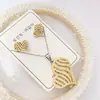 Nuevo especial transfronterizo explosión de tendencia europea y americana titanio acero alta calidad color collar pendientes traje femenino joyería de concha real
