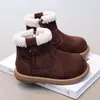 Botas de nieve para niños 2025 invierno zapatos de pelo niñas más terciopelo Birkenstock botas de cuero niño mediano cálido cómodas dos botas cortas de algodón