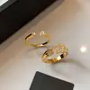 Anel de Dedo Indicador com Laço de Zircônia e Pérola Banhado a Ouro 18K Real Leve Luxo Sensação de Alto Padrão Design de Nicho