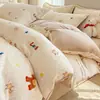 Juego de ropa de cama de cuatro piezas de terciopelo de leche, nuevo diseño de dibujos animados 2026, juego de sábana y funda de edredón de vellón de coral para invierno