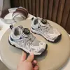 Tênis esportivos infantis 2026 primavera novos sapatos casuais para meninas sapatos de corrida anti-impacto sapatos respiráveis para meninos para atividades ao ar livre e caminhada