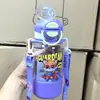 Vaso de paja para niños, lindo vaso de agua de plástico, botella de agua portátil con asa para bebés de jardín de infantes, vaso resistente a caídas con marcas de medición