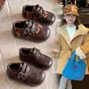 Zapatos Pequeños de Cuero para Niñas con Estampado de Leopardo Retro y Doble Hebilla 2026 Nuevo Estilo Otoño Suela Plana Suela Suave Cómodos Versátiles Modernos Zapatos de Vestir