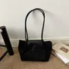Coleção Outono 2026: Bolsa tote de camurça moderna, minimalista e estilosa com um visual de luxo, grande capacidade e design versátil para usar no ombro ou na mão