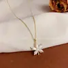 Collar de Cuentas de Concha con Colgante de Hoja de Arce, Temperamental, Moderno, Dulce y Versátil, Cadena Clavicular Personalizable de Lujo Accesible, Aretes de Alta Gama para Mujer