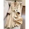 Novo Casaco Trench Coat Longo Elegante Outono 2026 com Gola Alta e Ajuste na Cintura para Mulheres, Atacado N1DF6607