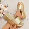 Sandalias de cuña doradas de talla grande para comercio exterior, nuevo estilo de verano 2026, sandalias de plataforma de suela gruesa impermeables para exteriores con punta abierta para mujer
