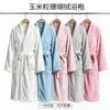 Bata de lujo ligero bordada de grano de maíz, forro polar de coral para mujer, absorbente, no suelta pelusa, de manga larga, ropa de estar de alta gama con cuello de solapa