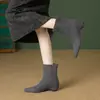 Botas Finas com Zíper Traseiro que Aumentam a Altura Interna 2025 Outono e Inverno Botas Curtas Costuradas para Mulheres Estilo Coreano Bico Quadrado Botas Meia-Calça Botas Juvenis