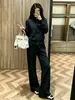 Conjunto esportivo casual estilo europeu para mulheres, novo modelo outono e inverno 2026, elegante moletom de gola alta soltinho e calça longa conjunto de duas peças, efeito emagrecedor