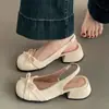 Design: Delicado e doce, perfeito com vestidos. Sandálias de bico fechado com design sem calcanhar, novidades primavera/verão. Ideais para baixinhas, criando uma silhueta mais alta. Possui detalhe de laço