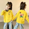 Camiseta de manga longa 100% algodão para meninas, nova para primavera e outono, para crianças de meia-idade e mais velhas, top casual versátil com desenho, camiseta estilosa infantil para usar como base