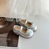 Zapatos Birkenstock casuales de nicho retro para niñas, nuevo modelo de verano 2025, adecuados para combinar con faldas, zapatos de vestir granny estilo ballet