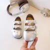 Outono 2026 Novos Sapatos Personalizados para Meninas Baixos Planos Flor Princesa Couro Sapatos Infantis Médios e Grandes Doces Sapatos Individuais