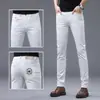 Jeans brancos de alta qualidade em Tencel de Hong Kong para homens, calças casuais slim fit stretch da moda, nova coleção de outono