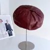 Estilo Old Money Sombrero Mate Texturizado Estilo Pareja Unisex Sombrero de Cuero PU Otoño/Invierno Sombrero de Montar Boina Sombrero Hipster Adelante