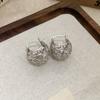 Pendientes de perla geométrica con flor de diamante y aguja de plata incrustada, elegantes, retro, de lujo, de estilo francés, versátiles y de alta gama para mujer.