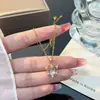 Collar de acero de titanio que no se decolora, diseño de nicho de lujo ligero, cadena para la clavícula versátil de alta gama para mujer, joyería de corazón y mariposa al por mayor
