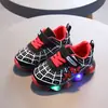 Zapatillas Deportivas para Niños con Luces 2026 Primavera Nuevo Estilo para Niños Suela Suave Antideslizantes Transpirables Zapatos para Correr Zapatos para Bebés y Niños Pequeños