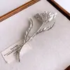 Broche Floral Plegado Estilo Minimalista Europeo y Americano, Broche Versátil Único y de Moda, Accesorio de Lujo Ligero de Gama Alta, Diseño de Nicho
