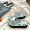 Nuevas chanclas de dibujos animados lindas y populares para niñas, versátiles y antideslizantes para uso exterior en verano, sandalias de dedo para la playa al por mayor