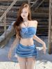 Vacaciones en Aguas Termales Conjunto Casual de Tres Piezas Rayas Azules y Blancas Falda con Abertura Traje de Baño de una Pieza para Mujer sin Tirantes