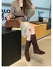 Botas Cowboy Ocidentais Retrô com Fivela Cruzada para Mulheres Outono Novas Botas de Pelúcia Macias Plissadas Botas de Cano Médio Estilo Francês