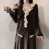 Camisa de terciopelo con volantes de encaje y escote en V estilo francés para talla grande, nuevo diseño 2026, top estilizado y elegante
