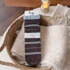 Meias listradas para mulheres no outono e inverno, color-blocking Maillard, marrom coreano Dongdaemun, estilo trendy ins, combinadas com sapatos Birkenstock, cano médio retrô