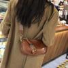 Bolso bandolera ancho para axila para mujer 2023 nuevo moderno de alta gama moda nicho cuero vacuno bolso bandolera de hombro para mujer