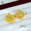 Colgante Redondo Estilo Tíbet Chapado en Oro con Flores Huecas Talladas e Incrustaciones de Diamantes, Cobre Chapado en Oro, Presentando un Delicado Diseño de Turquesa, Exquisito y Versátil