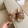 Pantuflas peludas estilo Birkenstock para mujer, perfectas para usar al aire libre en la temporada de otoño de 2026. Estas pantuflas elegantes y cómodas cuentan con una suela gruesa, un cierre de hebilla seguro y un forro de algodón, lo que las convierte en una excelente opción para usar todo el día.