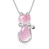 Collar de estilo coreano chapado en oro rosa con piedra de hibisco natural, colgante de gato de cristal rosa para mujer, cadena de clavícula, joyería colgante