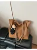 Bolso de hombro retro transfronterizo otoño/invierno 202, gran capacidad, cierre de cordón, diseño cruzado simple, bolso tote de cadena moderno y elegante